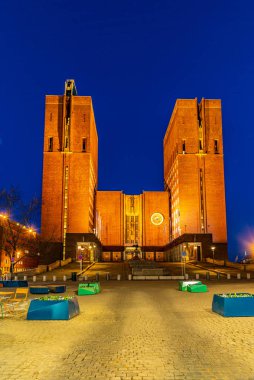 Norveç, Oslo 'daki belediye binasının gün batımı manzarası
