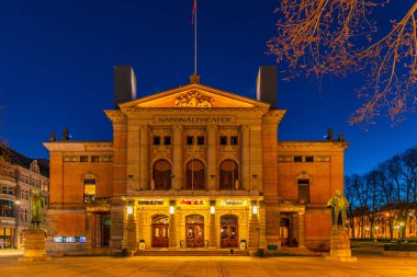 Norveç, Oslo 'daki ulusal tiyatronun gece manzarası