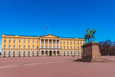 Oslo 'daki kraliyet sarayının önündeki Kral Karl Johan heykeli., 
