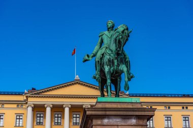 Oslo 'daki kraliyet sarayının önündeki Kral Karl Johan heykeli., 