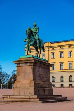 Oslo 'daki kraliyet sarayının önündeki Kral Karl Johan heykeli., 