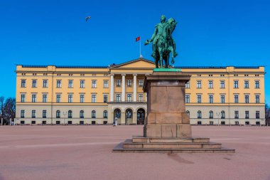 Oslo 'daki kraliyet sarayının önündeki Kral Karl Johan heykeli., 