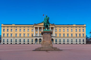 Oslo 'daki kraliyet sarayının önündeki Kral Karl Johan heykeli., 