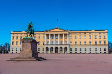 Oslo 'daki kraliyet sarayının önündeki Kral Karl Johan heykeli., 