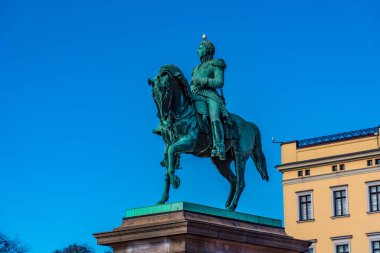 Oslo 'daki kraliyet sarayının önündeki Kral Karl Johan heykeli., 
