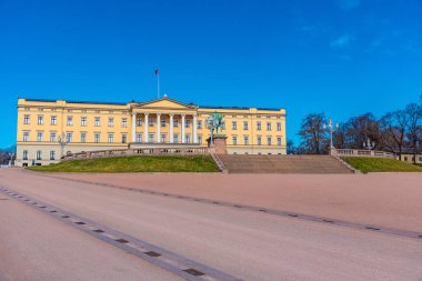 Oslo 'daki kraliyet sarayının önündeki Kral Karl Johan heykeli., 