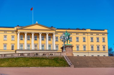 Oslo 'daki kraliyet sarayının önündeki Kral Karl Johan heykeli., 