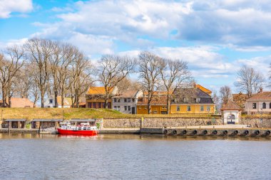 Eski Fredrikstad kasabası Glomma nehrinin karşısında görüldü, Norveç