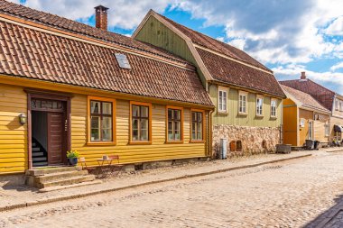 Norveç 'in eski Fredrikstad kasabasında tipik ahşap evler