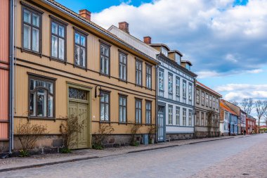 Norveç 'in eski Fredrikstad kasabasında tipik ahşap evler