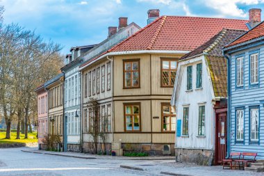 Norveç 'in eski Fredrikstad kasabasında tipik ahşap evler