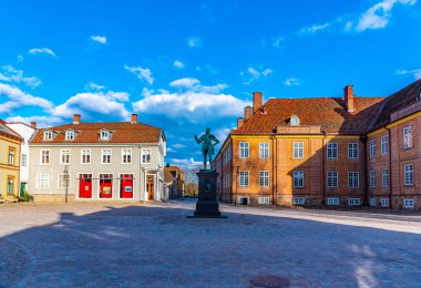 Fredrikstad 'daki Torvet Meydanı C' nin kurucusunun heykeliyle