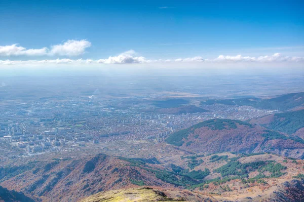 Veduta aerea di Sliven dal picco di Karandila, Bulgaria — Foto Stock