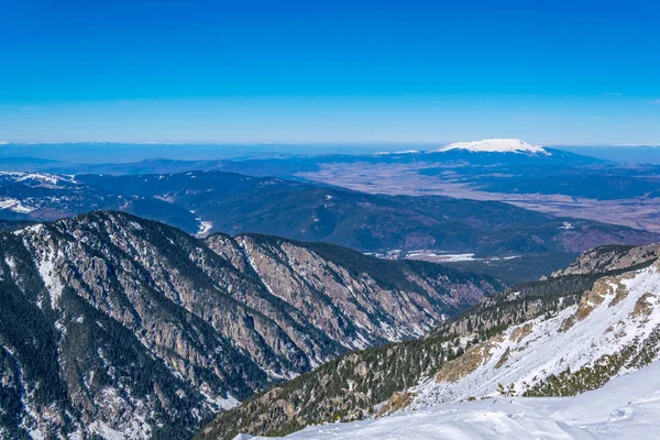 Vales de Borovets centro de esqui durante o inverno, Bulgária — Fotografia de Stock