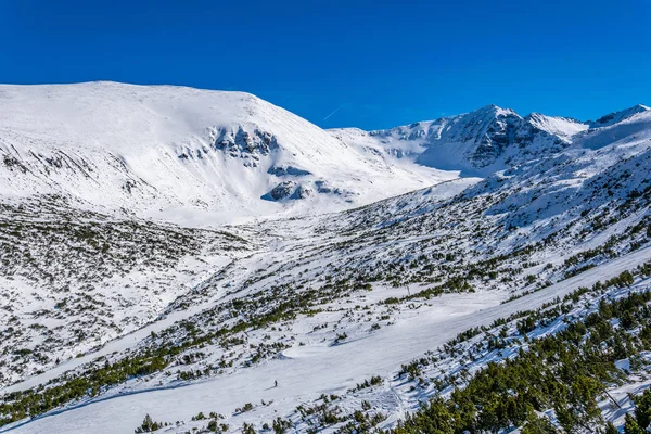 Musala berg, de hoogste top van Bulgarije, en de omliggende m — Stockfoto