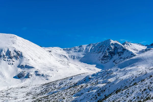 Údolí lyžařského střediska Borovets v zimě, Bulharsko — Stock fotografie