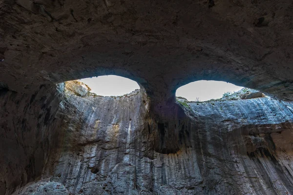 Prohodna grotte en Bulgarie célèbre pour les trous des yeux de Dieu dans le — Photo