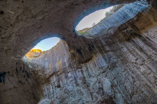 Jeskyně Prohodna v Bulharsku proslulá dírami v očích božích — Stock fotografie
