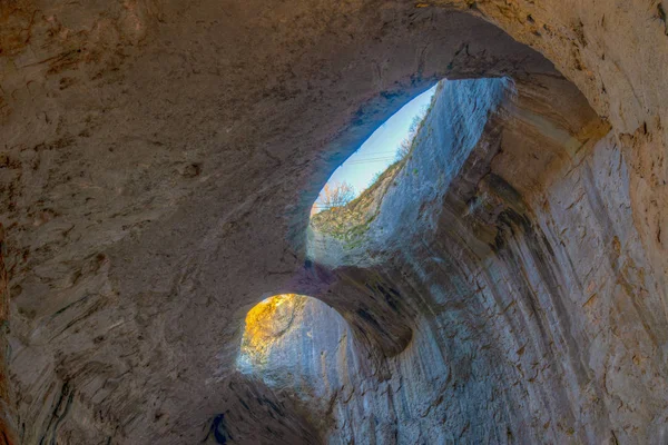 Cueva de Prohodna en Bulgaria famoso por los agujeros de los ojos de Dios en el —  Fotos de Stock