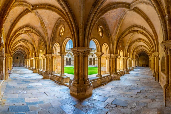 Klooster van Se Velha kathedraal in Coimbra, Portugal — Stockfoto