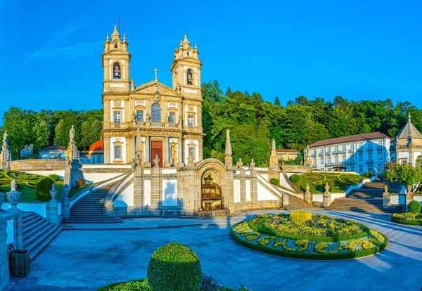 Vista de la iglesia de Bom Jesus do Monte en Braga famosa por la escultura decorada escalera que conduce a ella, Portugal — Foto de Stock