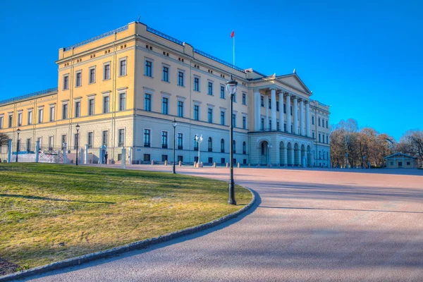 Vista do palácio real em Oslo, Noruega — Fotografia de Stock