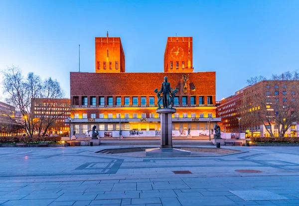 Solnedgång utsikt över stadshuset i Oslo, Norge — Stockfoto