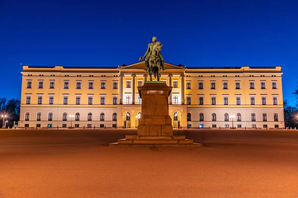 Éjszakai kilátás a királyi palota és szobor király Karl Johan a — Stock Fotó