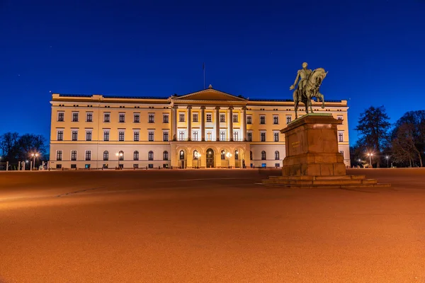 Vista noturna do palácio real e estátua do rei Karl Johan em — Fotografia de Stock