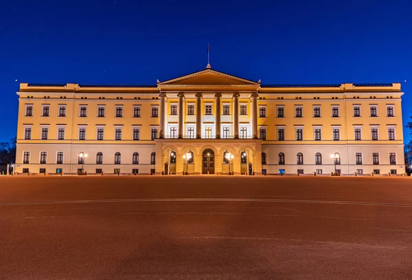 Éjszakai kilátás királyi palota Oslo, Norvégia — Stock Fotó