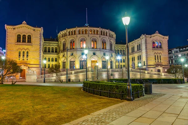 Vista noturna do parlamento norueguês em Oslo — Fotografia de Stock