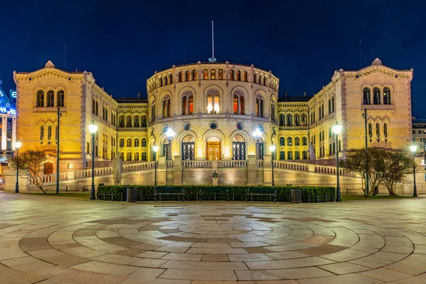 Vista noturna do parlamento norueguês em Oslo — Fotografia de Stock