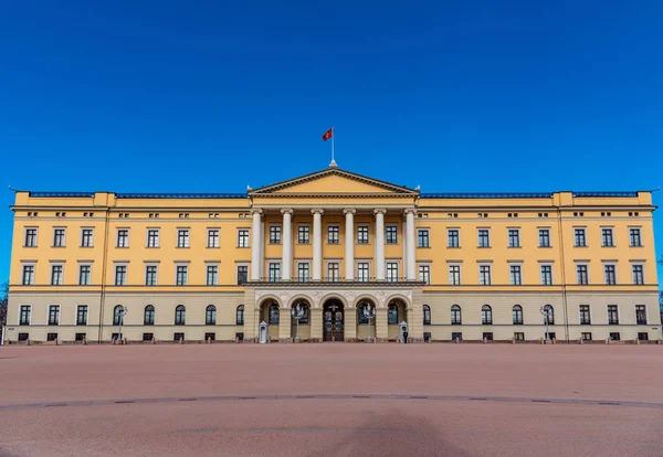 Pohled na královský palác v Oslu, Norsko — Stock fotografie