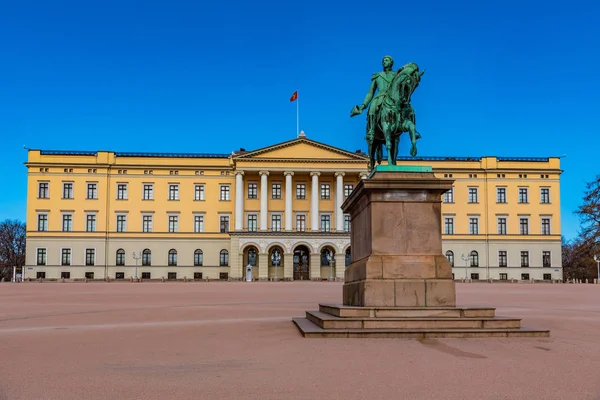 Oslo 'daki kraliyet sarayının önündeki Kral Karl Johan heykeli., — Stok fotoğraf