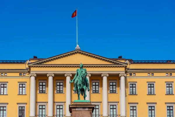 Oslo 'daki kraliyet sarayının önündeki Kral Karl Johan heykeli., — Stok fotoğraf