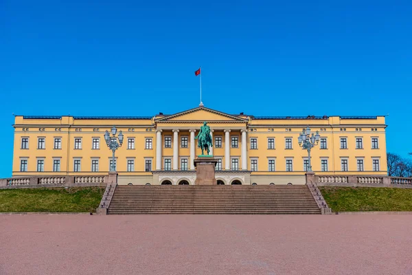 Статуя короля Карла Йогана перед царським палацом в Осло., — стокове фото