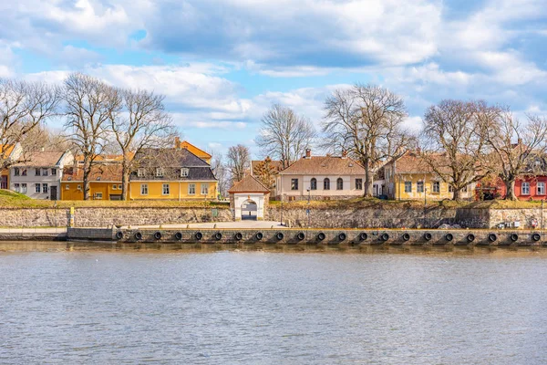 Eski Fredrikstad kasabası Glomma nehrinin karşısında görüldü, Norveç