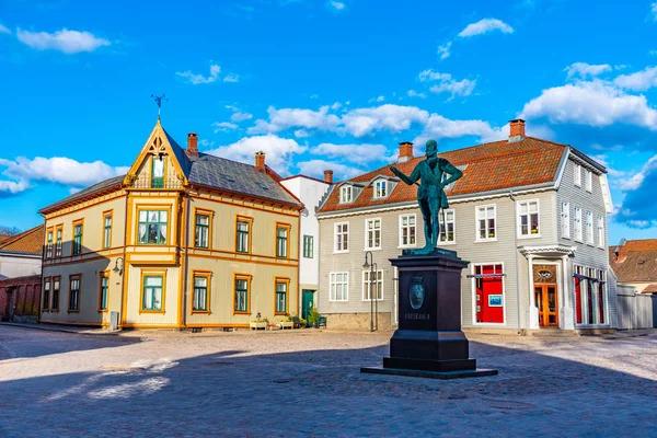 Торветная площадь в Фредрикстаде со статуей основателя — стоковое фото