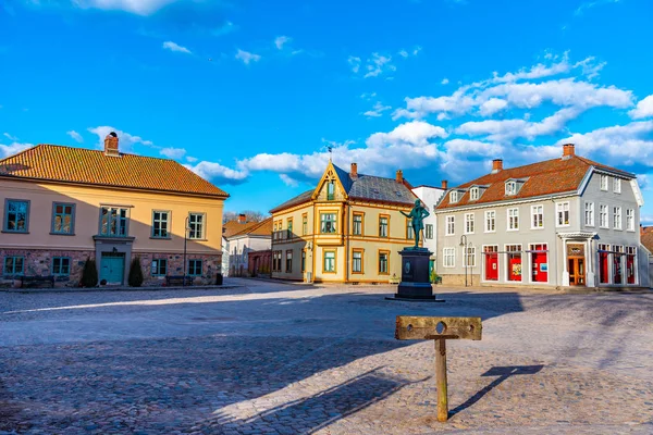 Torvetovo náměstí ve Fredrikstadu se sochou zakladatele c — Stock fotografie