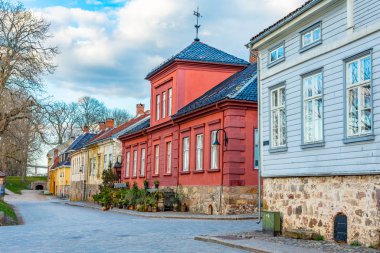 Norveç 'in eski Fredrikstad kasabasında tipik tuğla evler