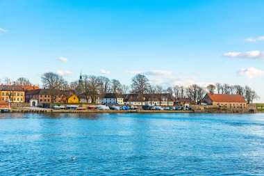 Eski Fredrikstad kasabası Glomma nehrinin karşısında görüldü, Norveç