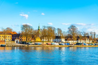 Eski Fredrikstad kasabası Glomma nehrinin karşısında görüldü, Norveç