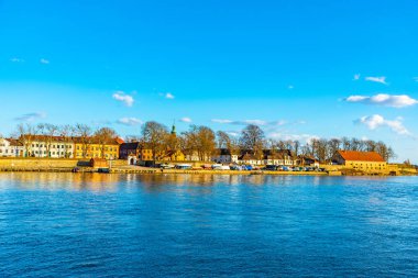 Eski Fredrikstad kasabası Glomma nehrinin karşısında görüldü, Norveç