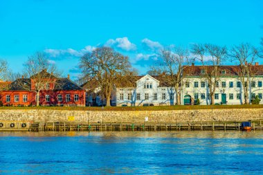 Eski Fredrikstad kasabası Glomma nehrinin karşısında görüldü, Norveç