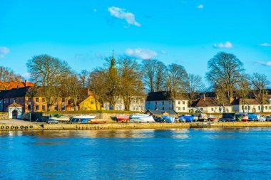 Eski Fredrikstad kasabası Glomma nehrinin karşısında görüldü, Norveç