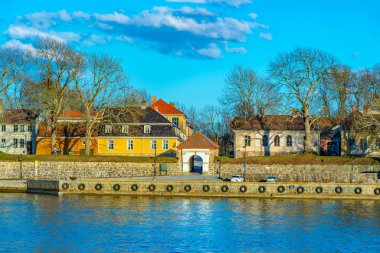 Eski Fredrikstad kasabası Glomma nehrinin karşısında görüldü, Norveç