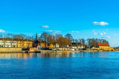 Eski Fredrikstad kasabası Glomma nehrinin karşısında görüldü, Norveç