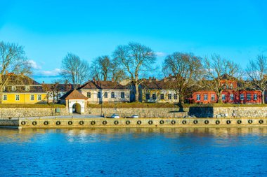 Eski Fredrikstad kasabası Glomma nehrinin karşısında görüldü, Norveç