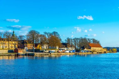Eski Fredrikstad kasabası Glomma nehrinin karşısında görüldü, Norveç
