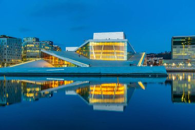 Norveç, Oslo 'daki Opera binasının gece manzarası